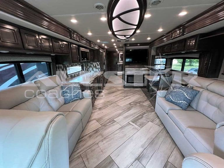 RV Rental: 40' Fleetwood Discovery - interior - common area 4