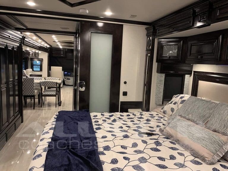 RV Rental: Newmar Dutch Star - Bedroom