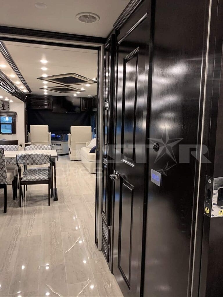 RV Rental: Newmar Dutch Star - Dining area