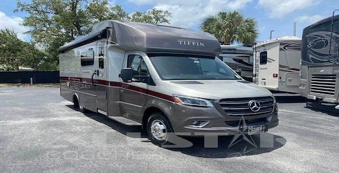 RV Rental: 26' Wayfarer by Tiffin - Exterior front view.