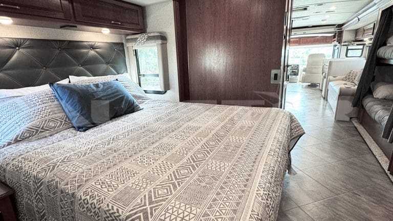 RV Rental: 41' Winnebago Forza - Interior - Bedroom 2