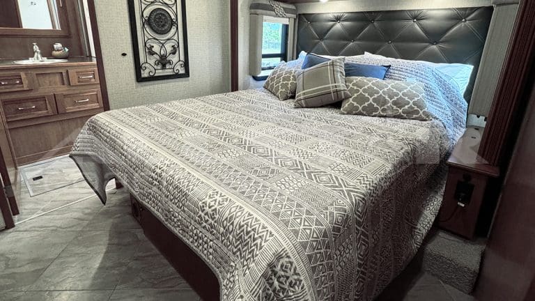 RV Rental: 41' Winnebago Forza - Interior - Bedroom