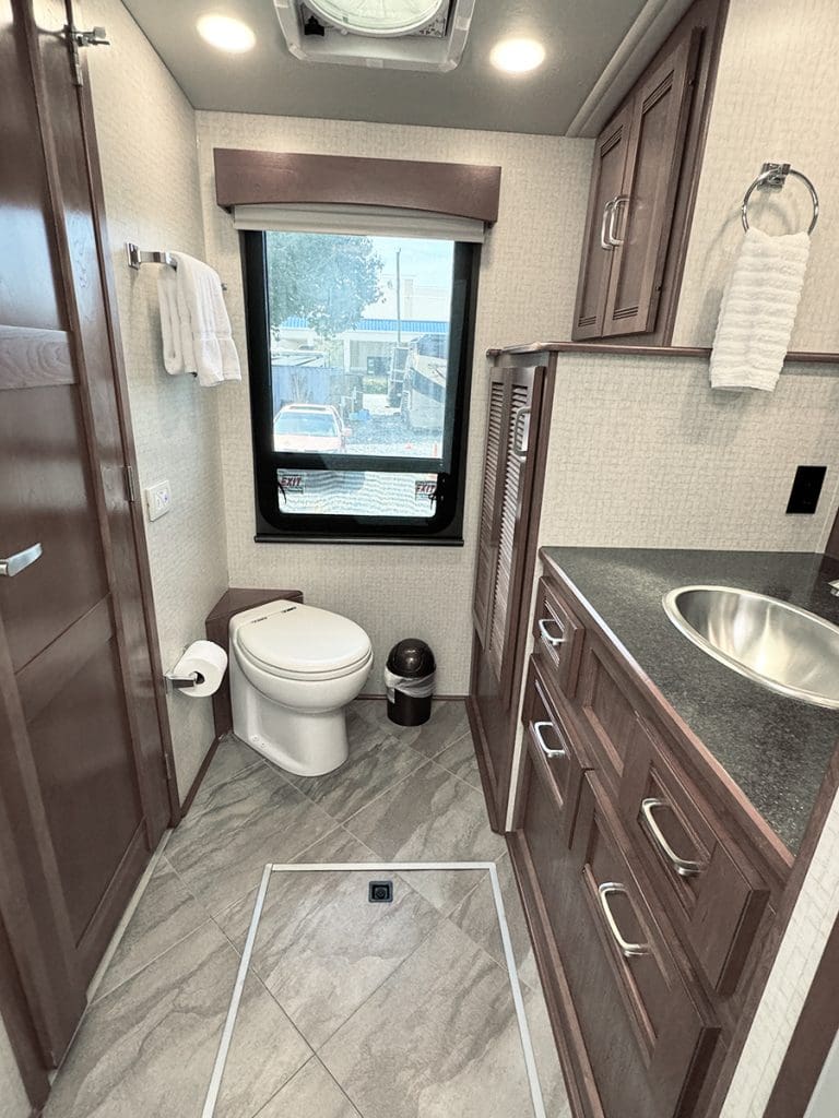RV Rental: 41' Winnebago Forza - Interior - Bathroom 2