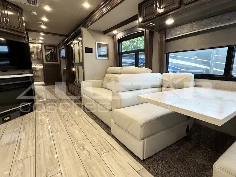 RV Rental: 40' Endeavor by Holiday Rambler - interior - common area 6